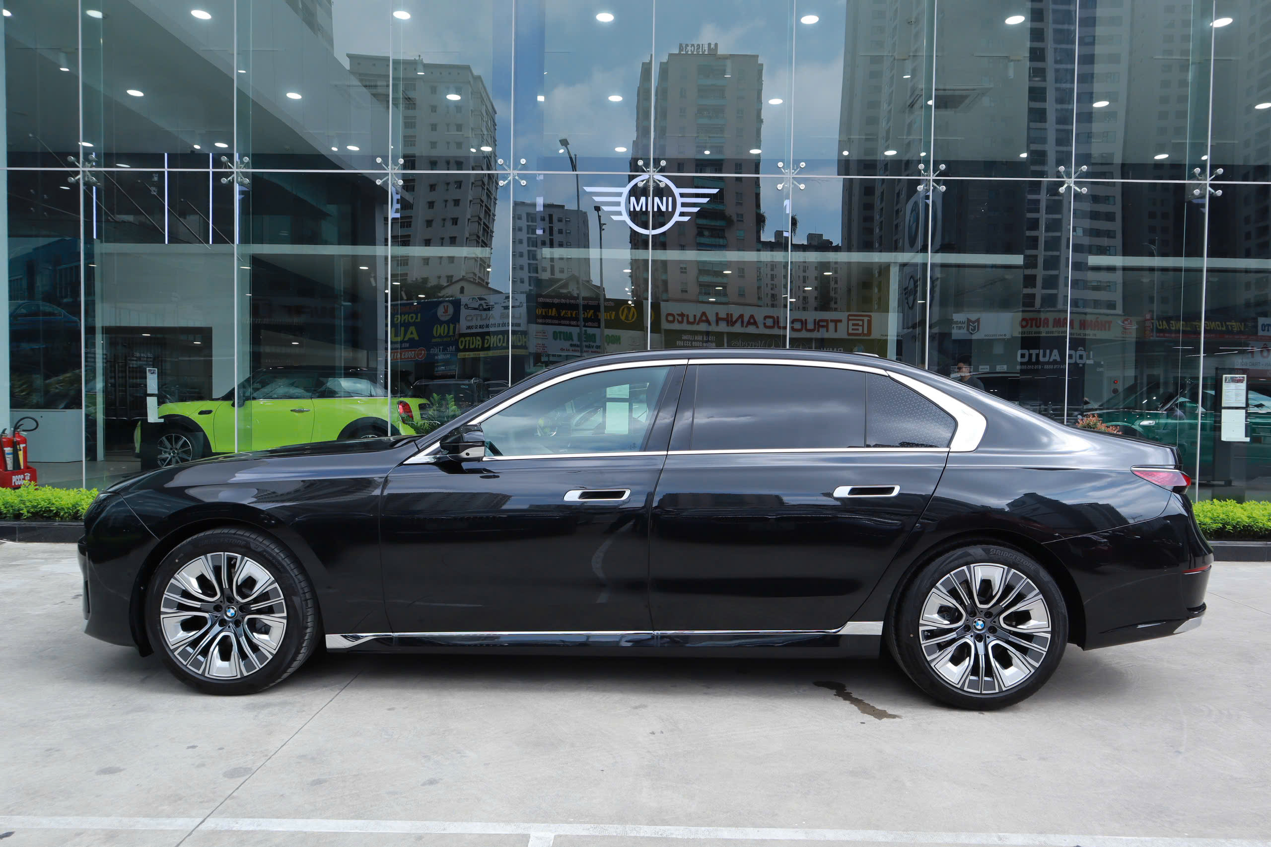 BMW 740i 2023 đáp ứng nhiều tiêu chí như sang trọng, thể thao và vẫn đầy ắp tiện nghi. Thân xe dài và phong cách hiện đại
