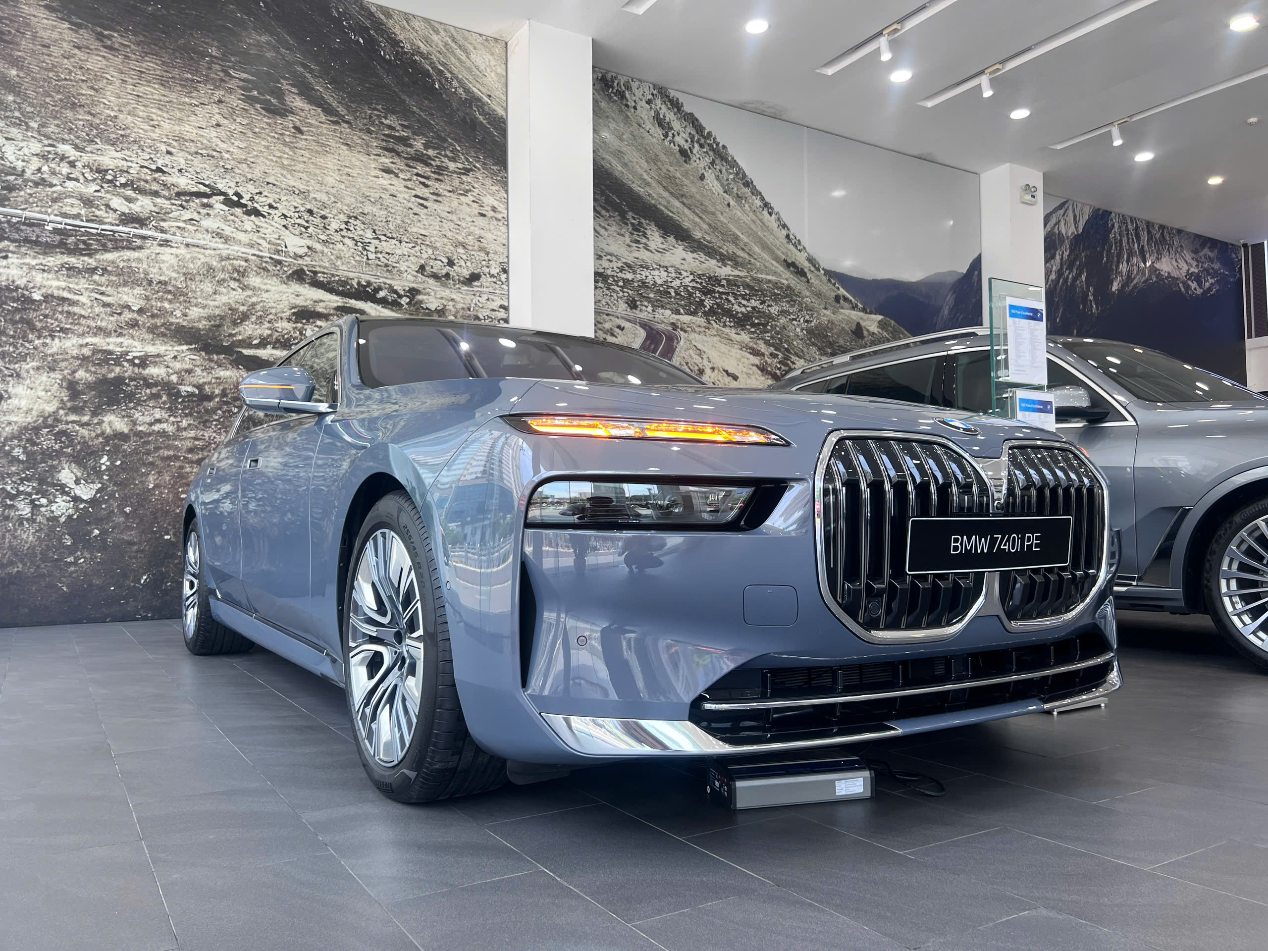 BMW 740i 2026 đáp ứng nhiều tiêu chí như sang trọng, thể thao và vẫn đầy ắp tiện nghi.