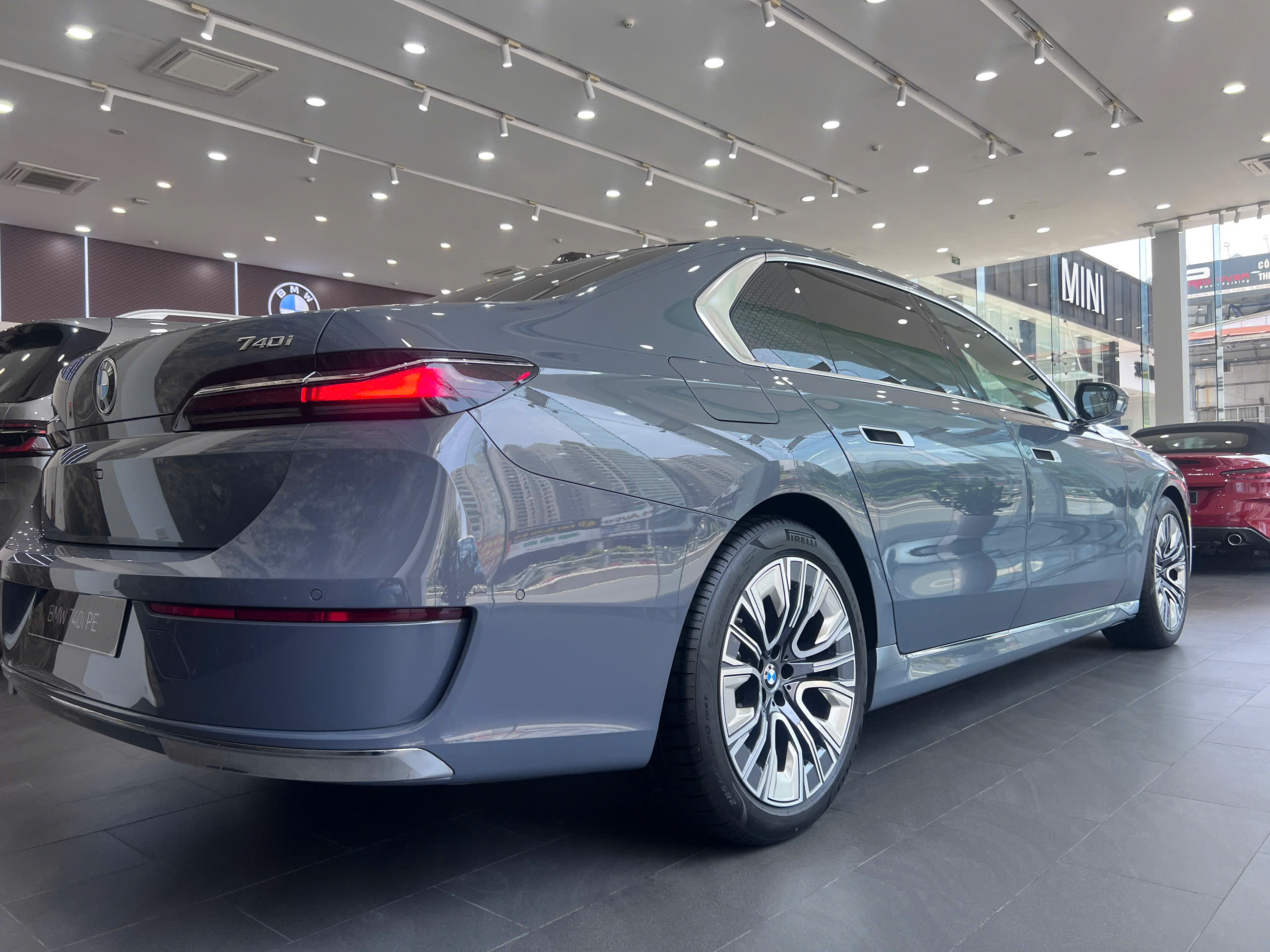 BMW 740i 2023 đáp ứng nhiều tiêu chí như sang trọng, thể thao và vẫn đầy ắp tiện nghi.