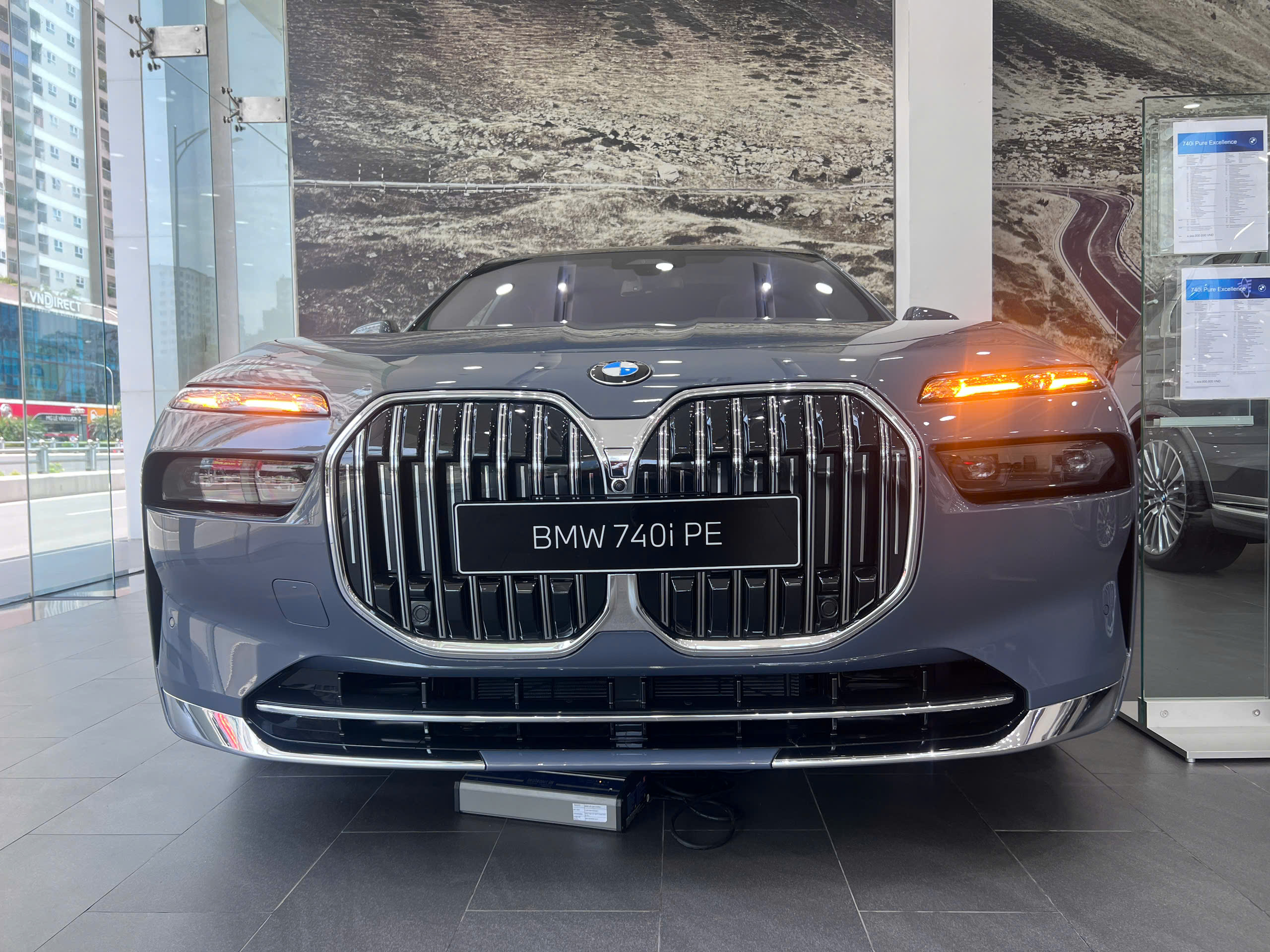BMW 740i 2026 đáp ứng nhiều tiêu chí như sang trọng, thể thao và vẫn đầy ắp tiện nghi.