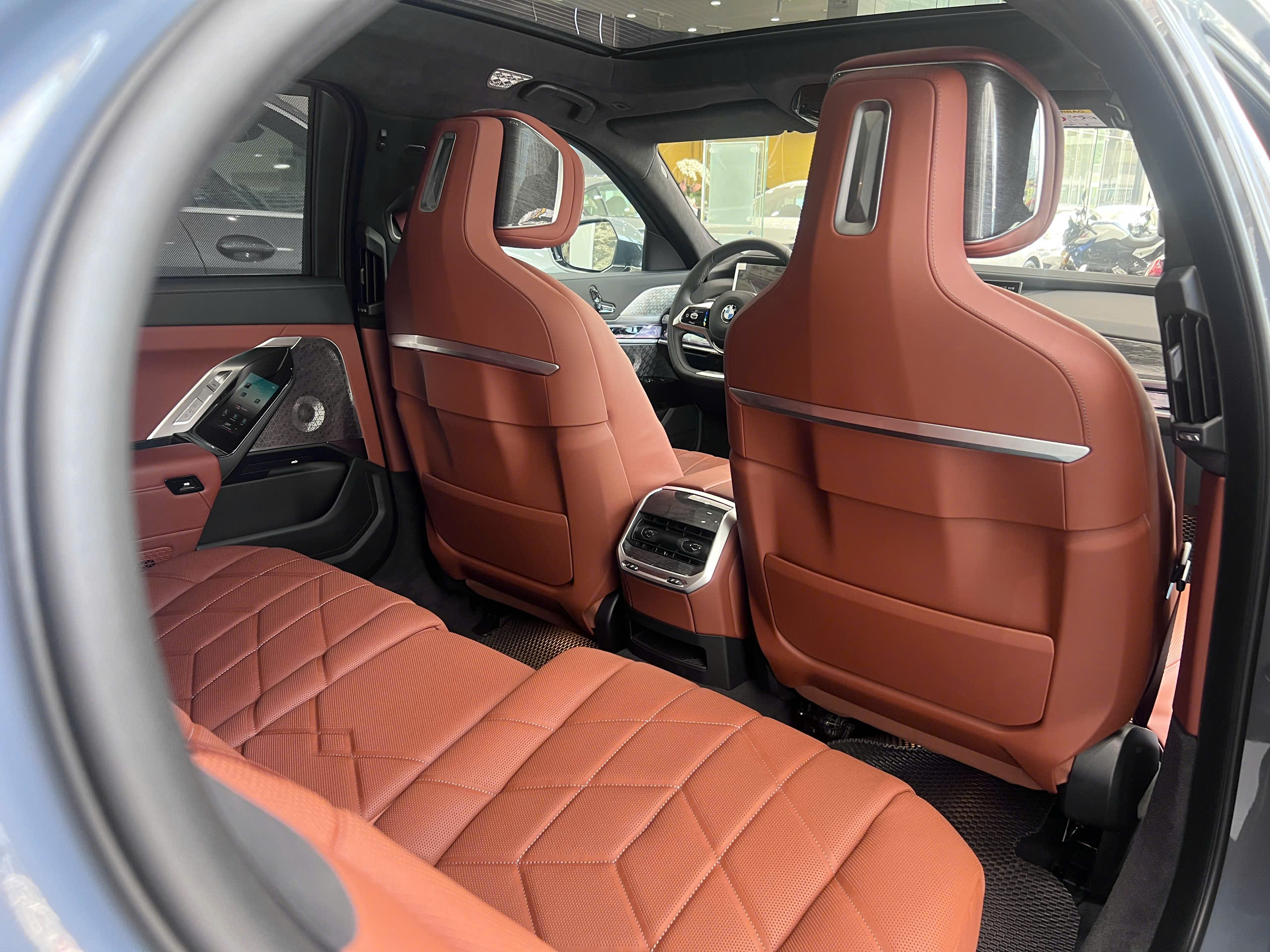 Khoang nội thất của BMW 740i Pure thiết kế nhìn cực kỳ xa hoa bắt mặt,