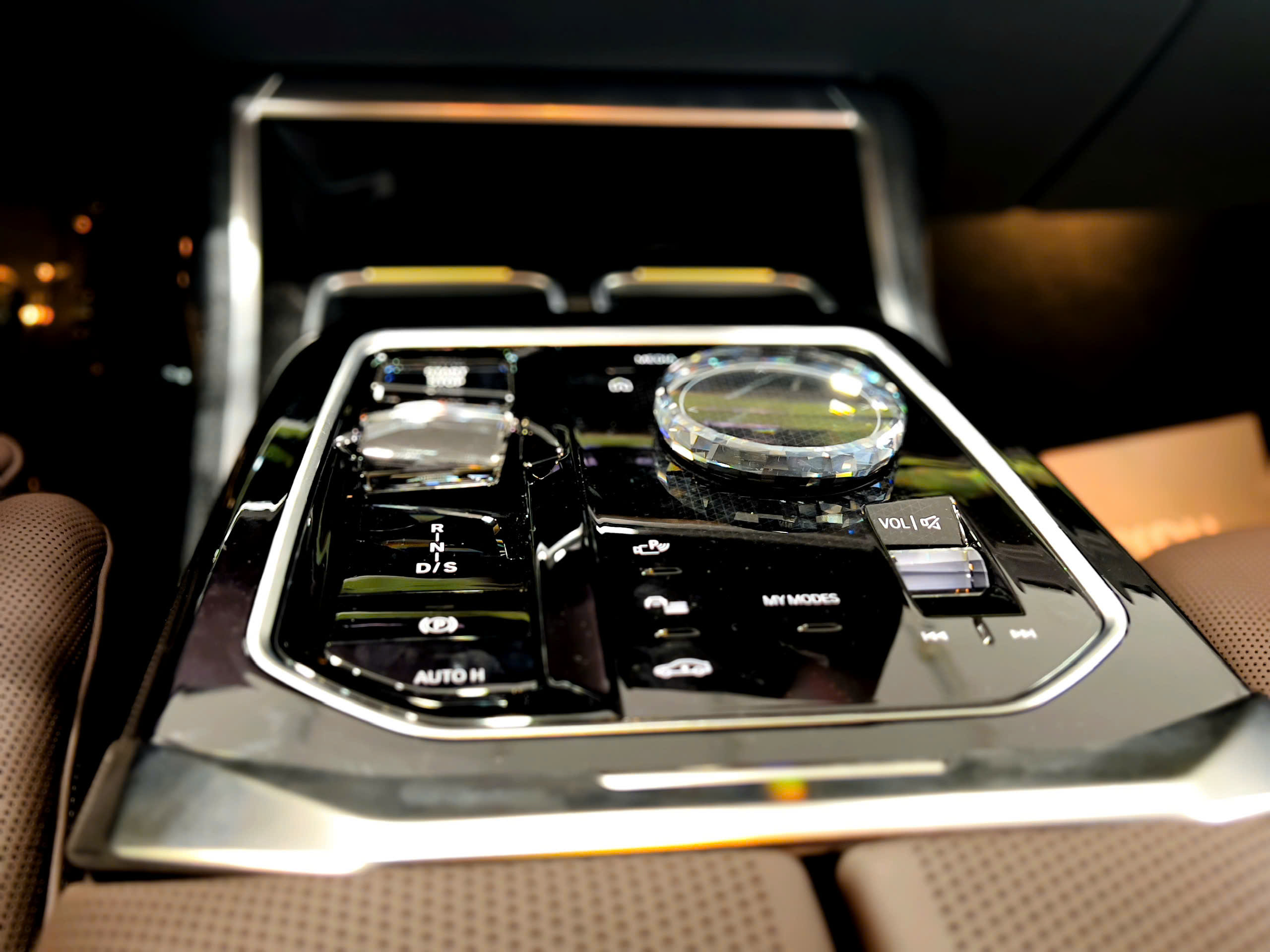 Khoang nội thất của BMW 740i Pure thiết kế nhìn cực kỳ xa hoa bắt mặt,