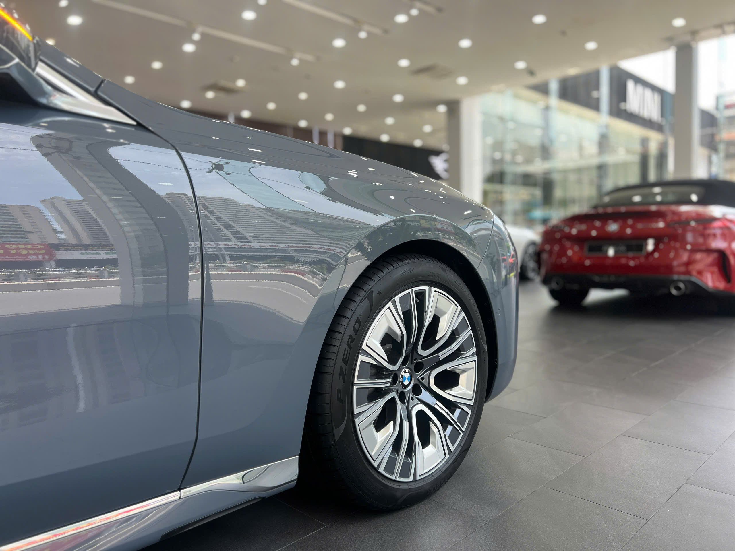 BMW 740i Pure mang bộ mâm 20 inch cảm thấy vẫn chưa đủ so với đồ sộ của chiếc xe