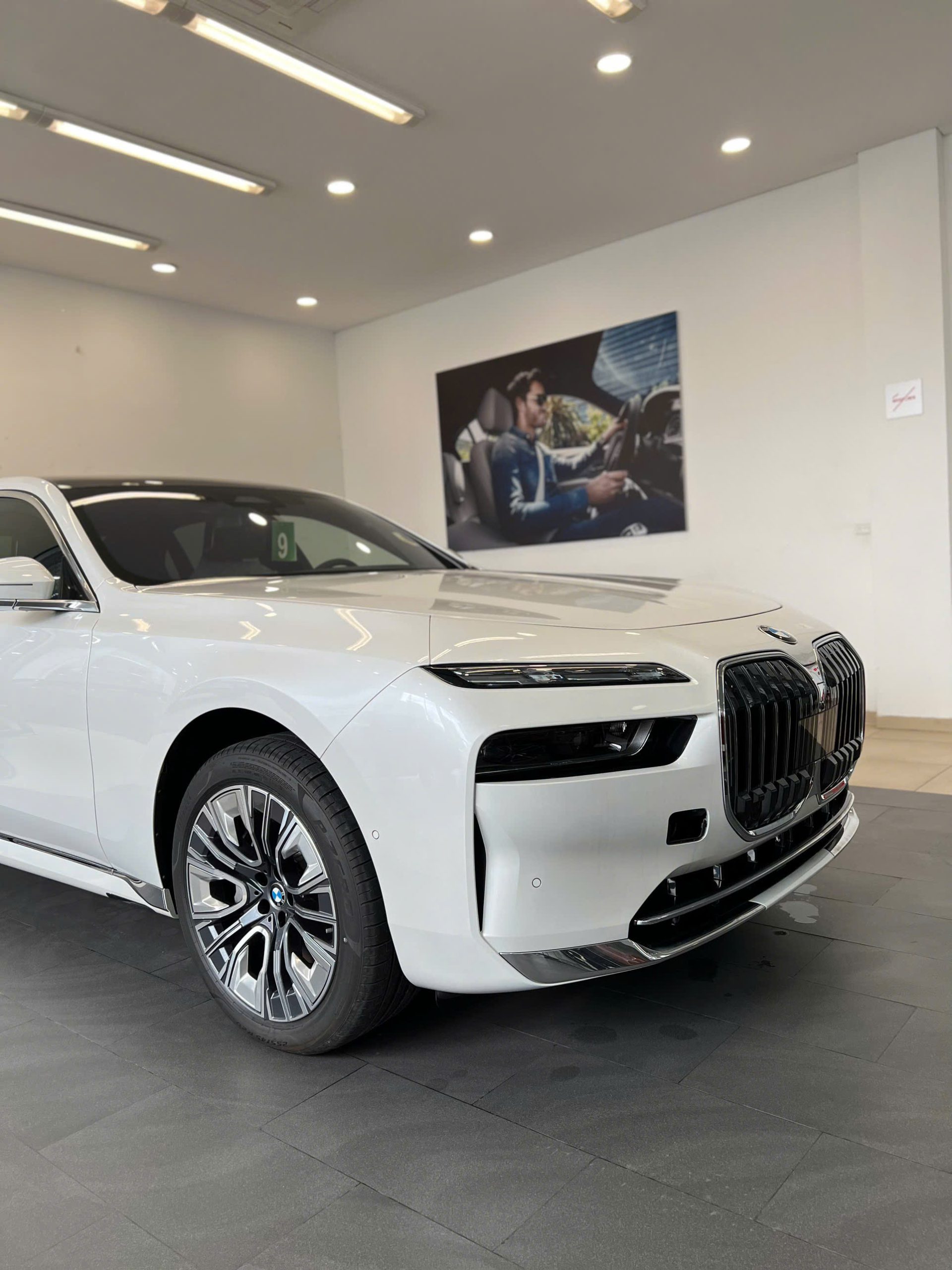BMW 740i 2023 đáp ứng nhiều tiêu chí như sang trọng, thể thao và vẫn đầy ắp tiện nghi.