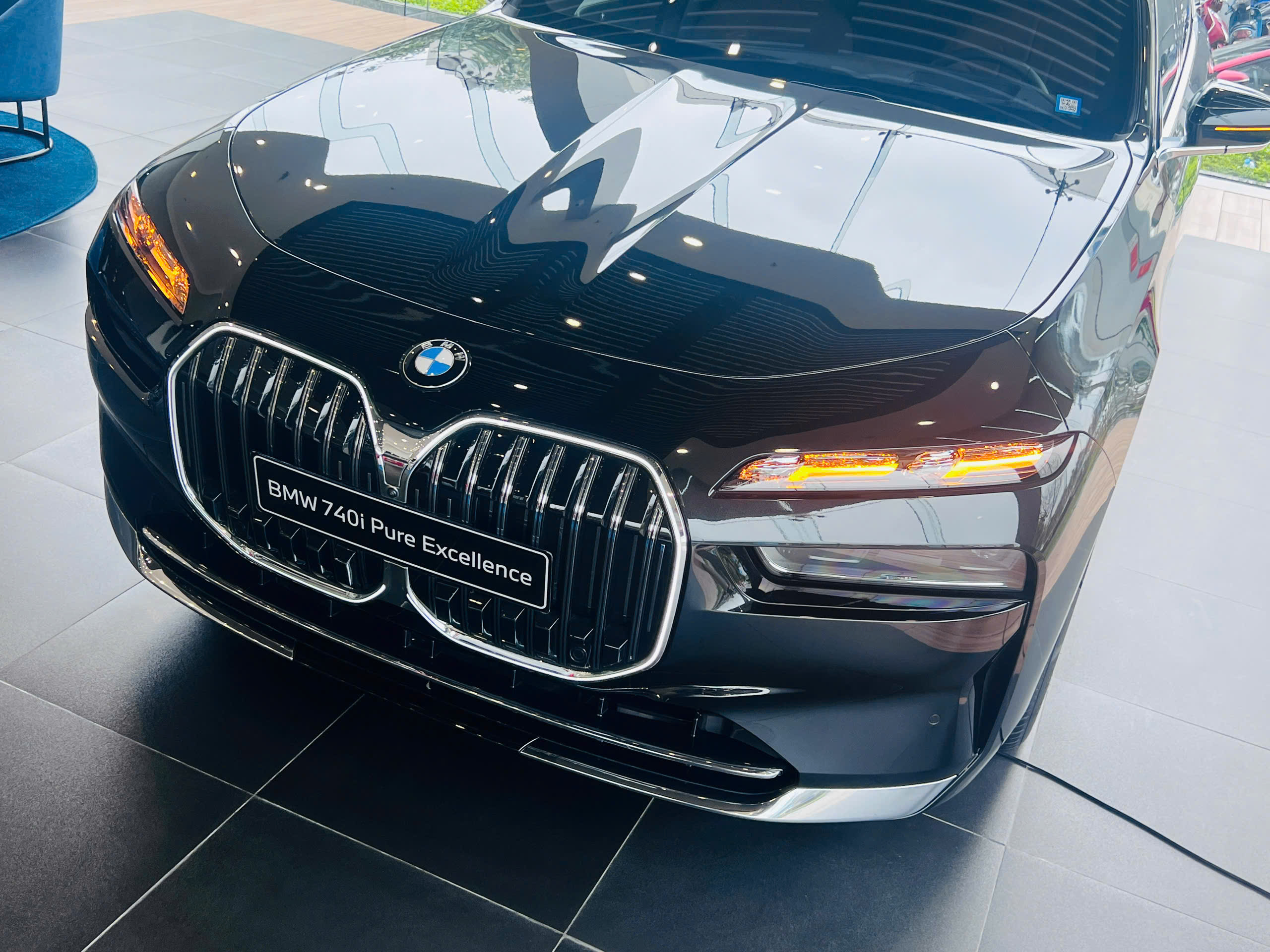 BMW 740i 2023 đáp ứng nhiều tiêu chí như sang trọng, thể thao và vẫn đầy ắp tiện nghi.
