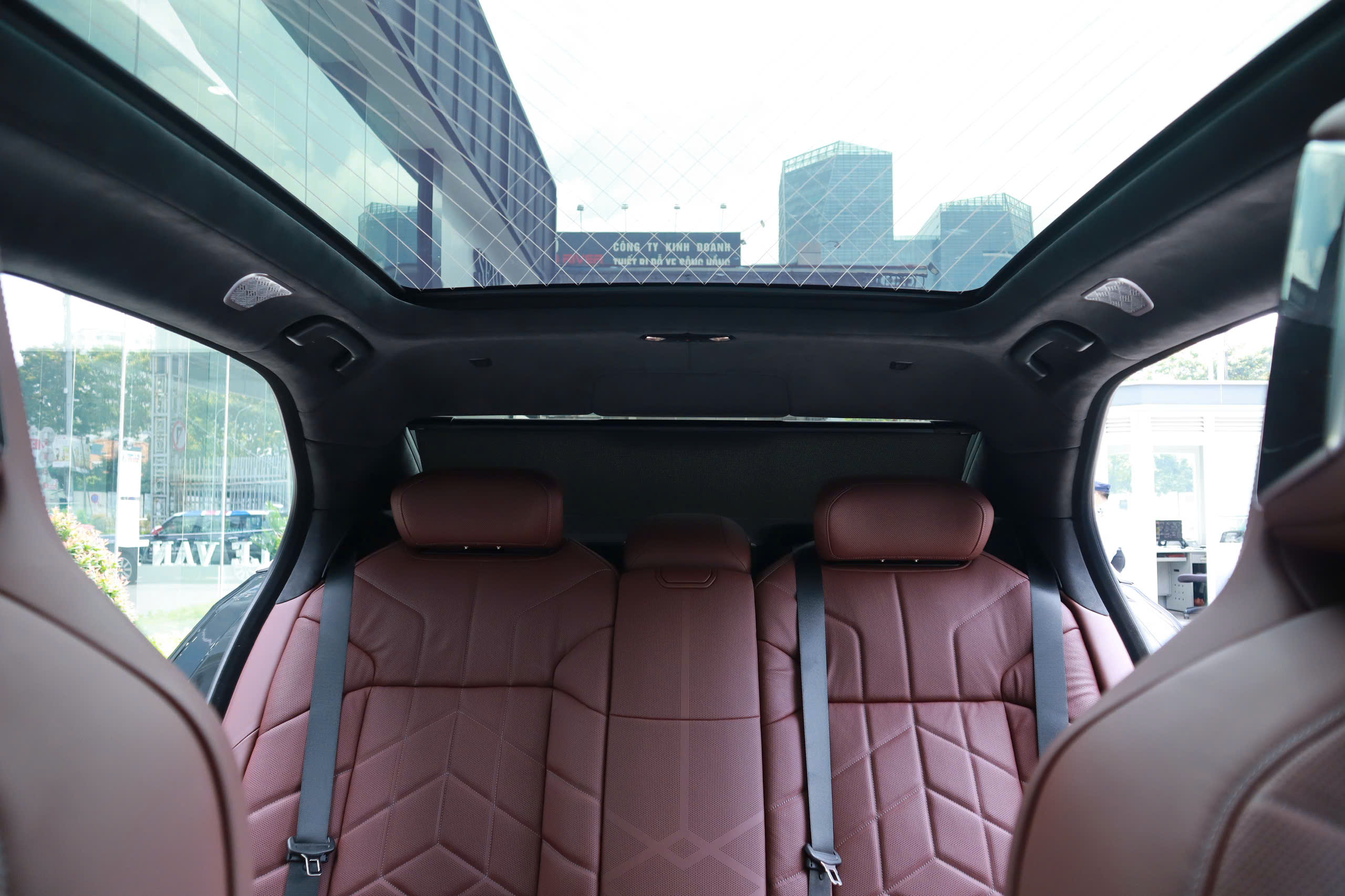 Khoang nội thất của BMW 740i Pure thiết kế nhìn cực kỳ xa hoa bắt mặt,