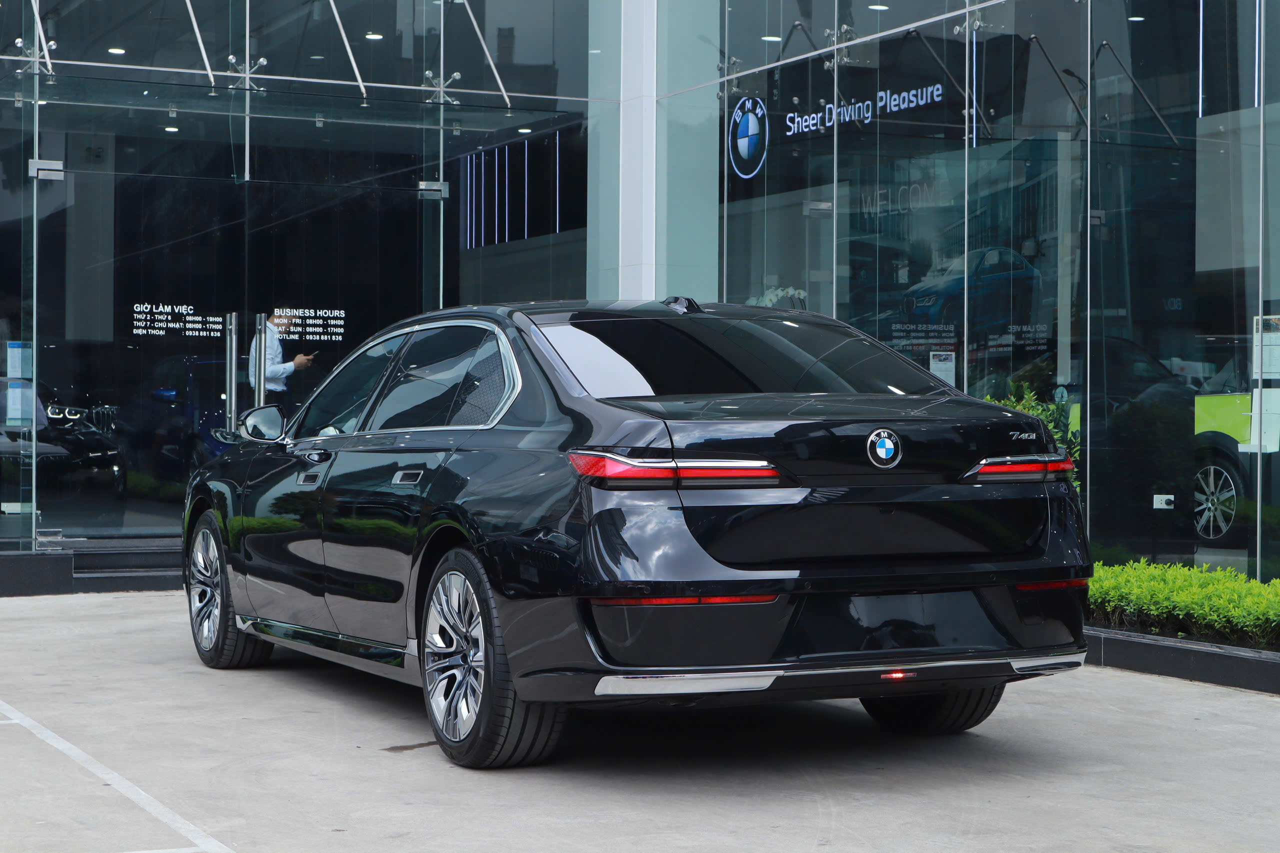 BMW 740i 2023 đáp ứng nhiều tiêu chí như sang trọng, thể thao và vẫn đầy ắp tiện nghi.