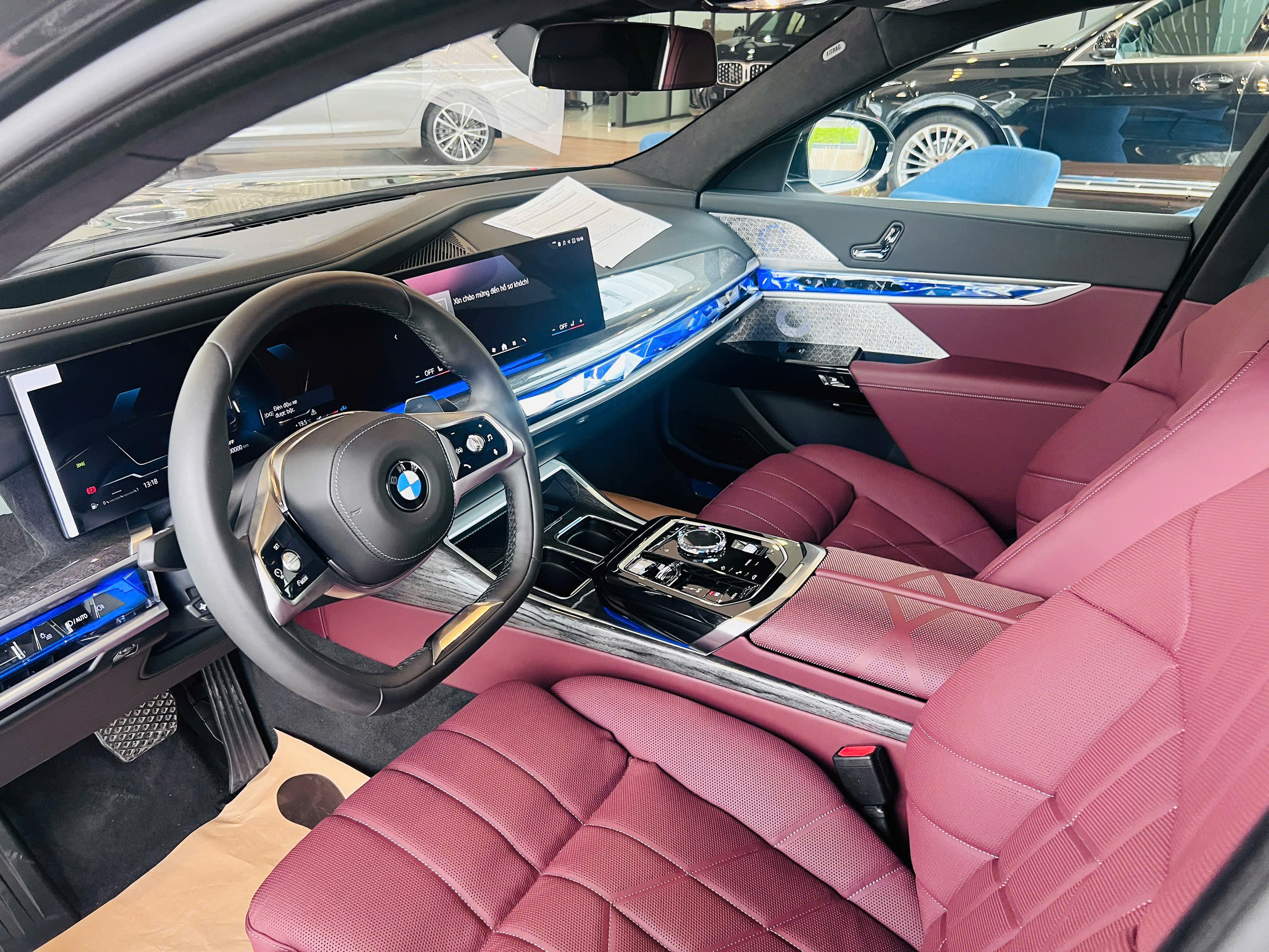 Khoang nội thất của BMW 740i Pure thiết kế nhìn cực kỳ xa hoa bắt mặt,