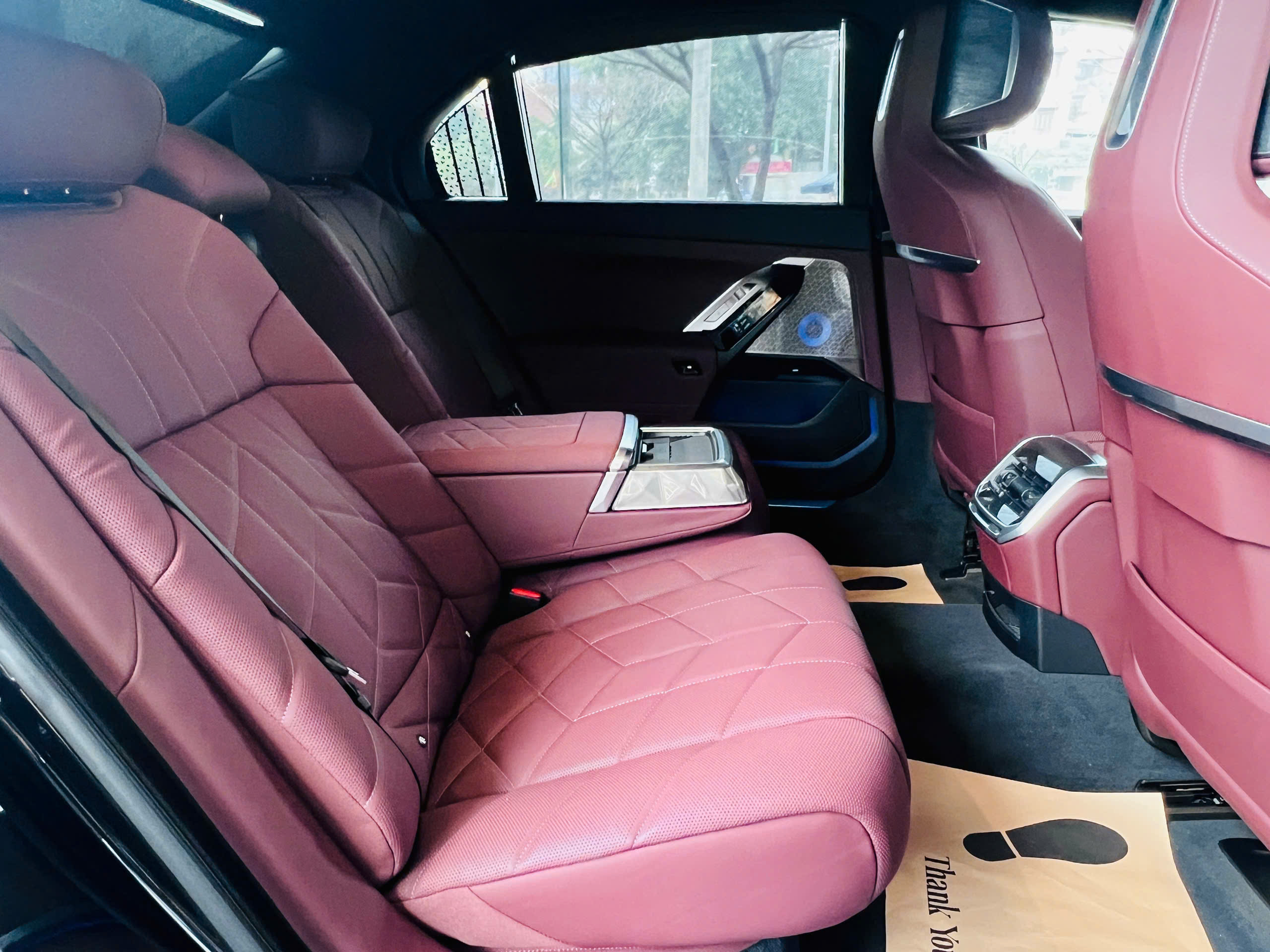 Khoang nội thất của BMW 740i Pure thiết kế nhìn cực kỳ xa hoa bắt mặt,