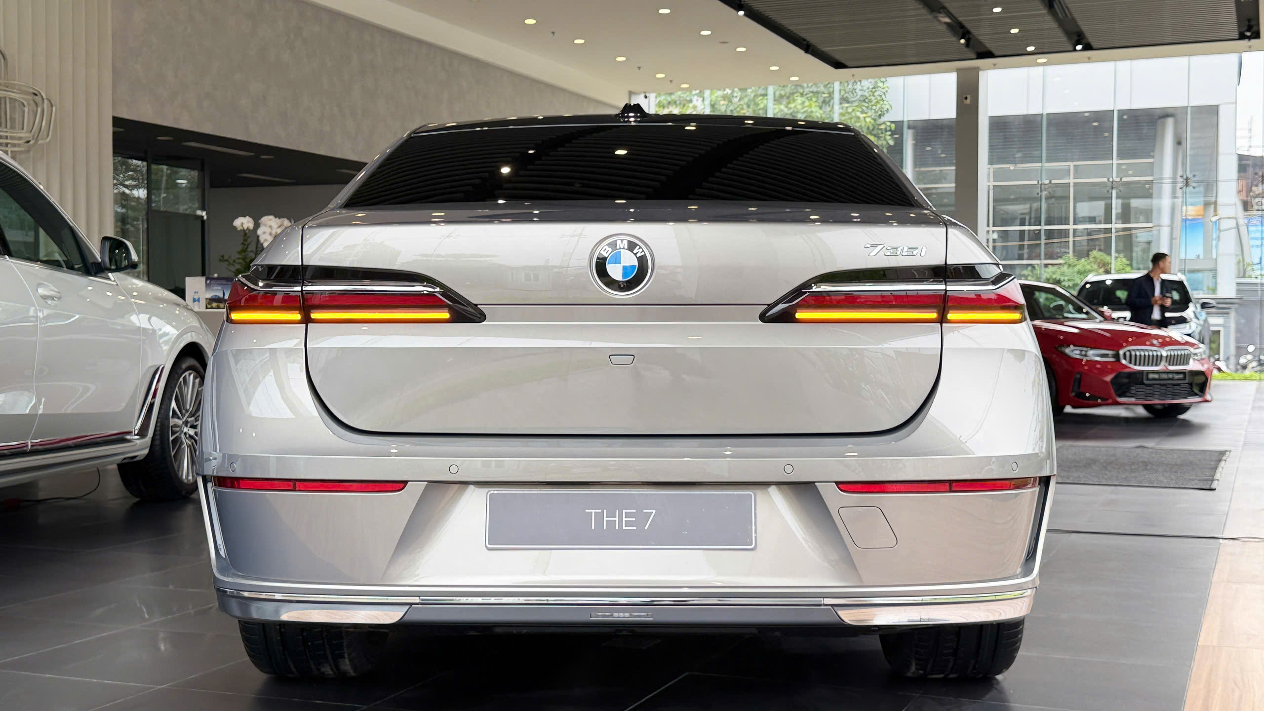 Cụm đèn hậu của BMW 735i 2023 đã được gọt giũa gọn gàng hơn với sự kết hợp của công nghệ LED và dải crom mỏng phía trên.