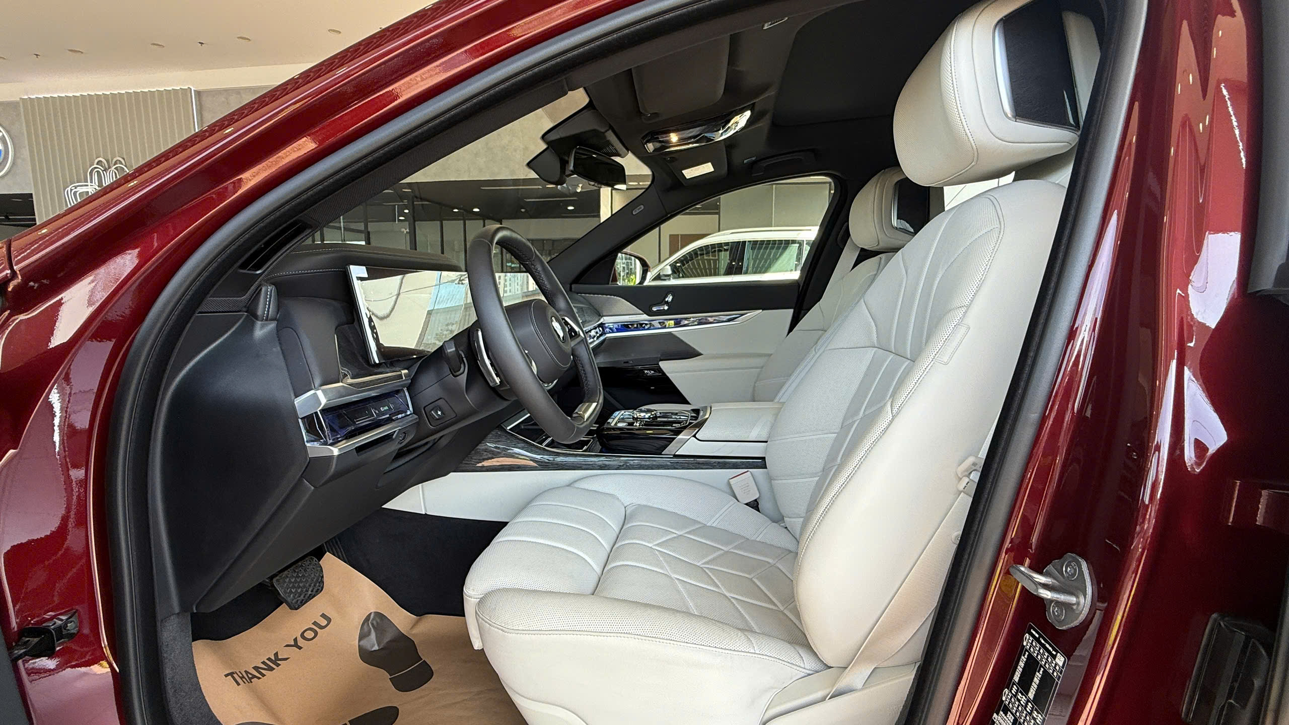 Không chỉ là sự mới mẻ về thiết kế đầy thẩm mỹ, BMW 735i 2023 còn là sự chỉn chu trong cách ứng dụng vật liệu tạo cảm giác sang trọng, tinh tế.
