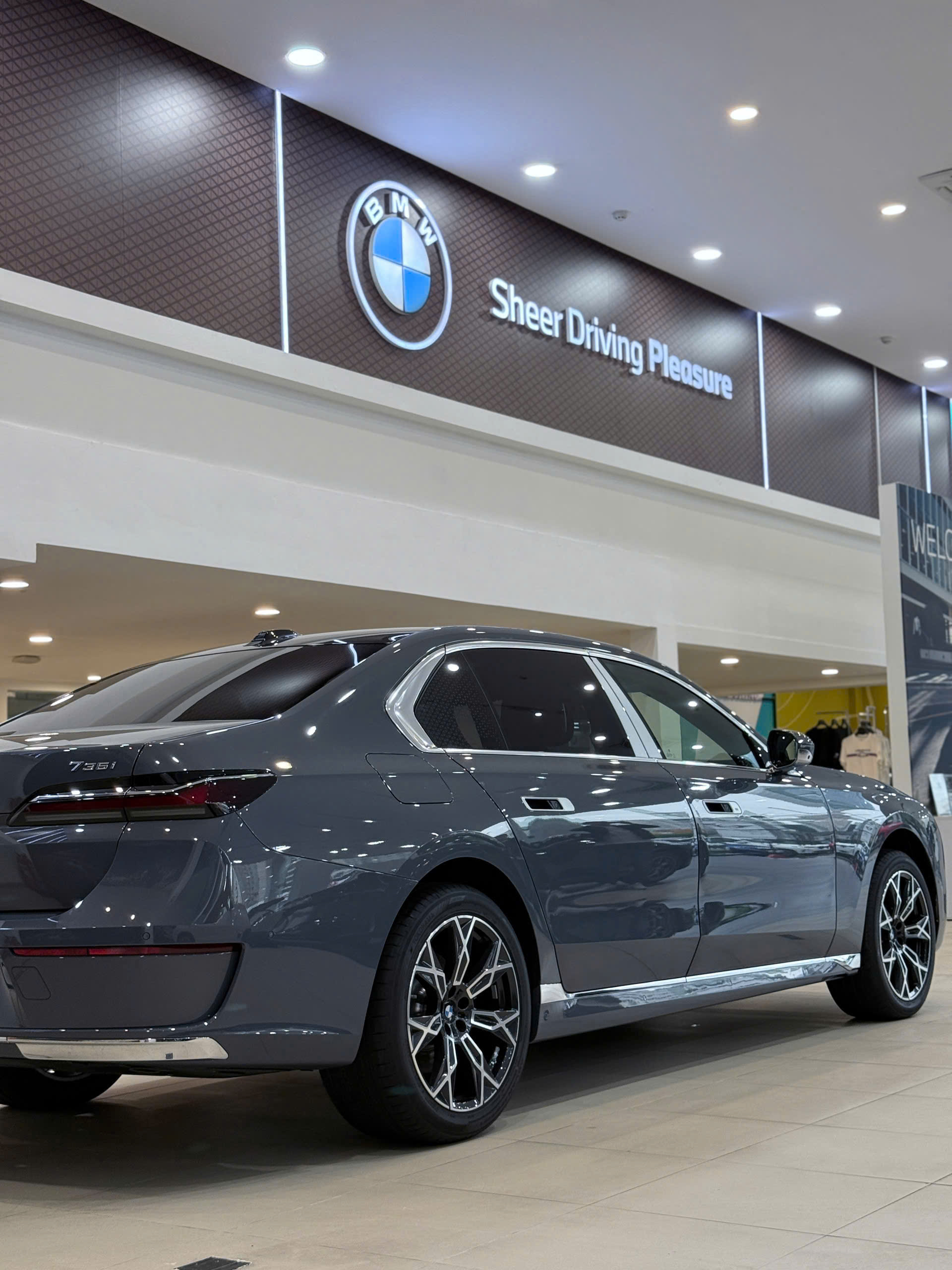 Chân kính của BMW 735i được nẹp crom càng giúp xe sang trọng và nổi bật hơn nhờ cột B-C sơn đen.