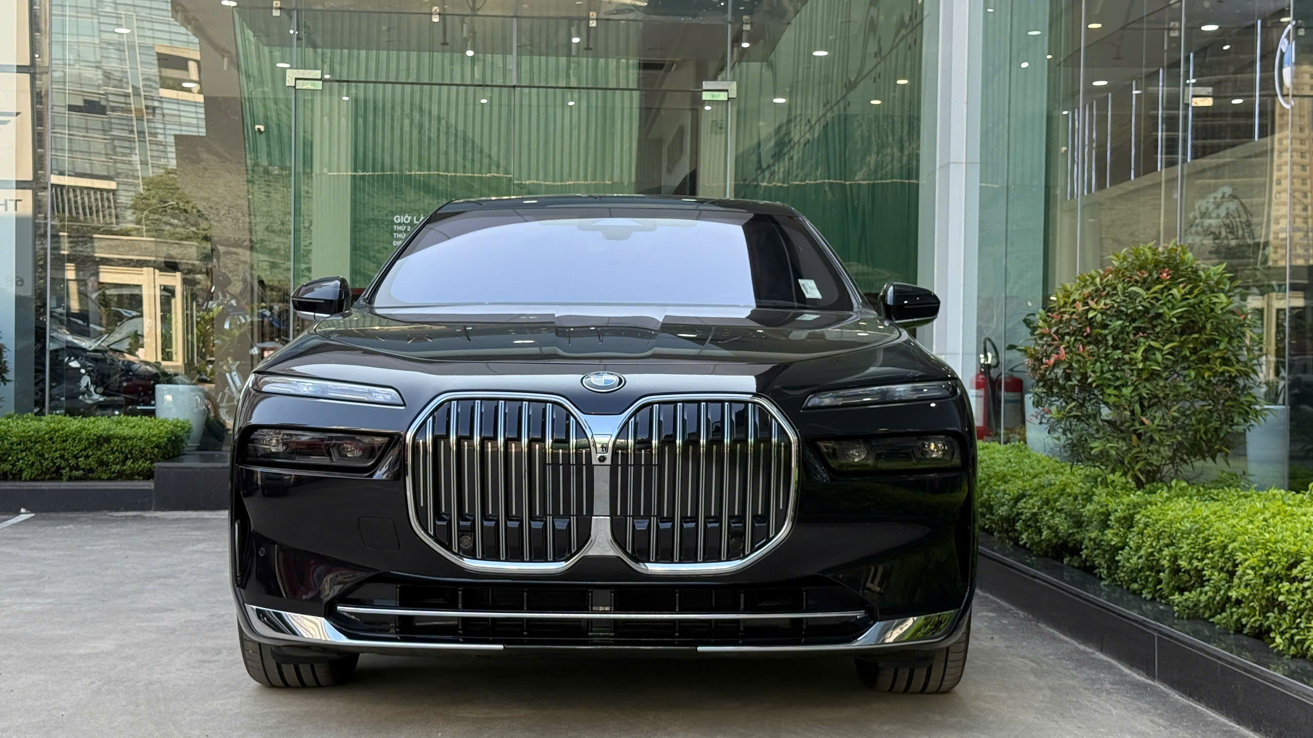BMW 735i 2023 tiếp tục mang đến cho người dùng khả năng nhận diện tốt với hệ thống lưới tản nhiệt hình quả thận được mở rộng cùng chất liệu crom 