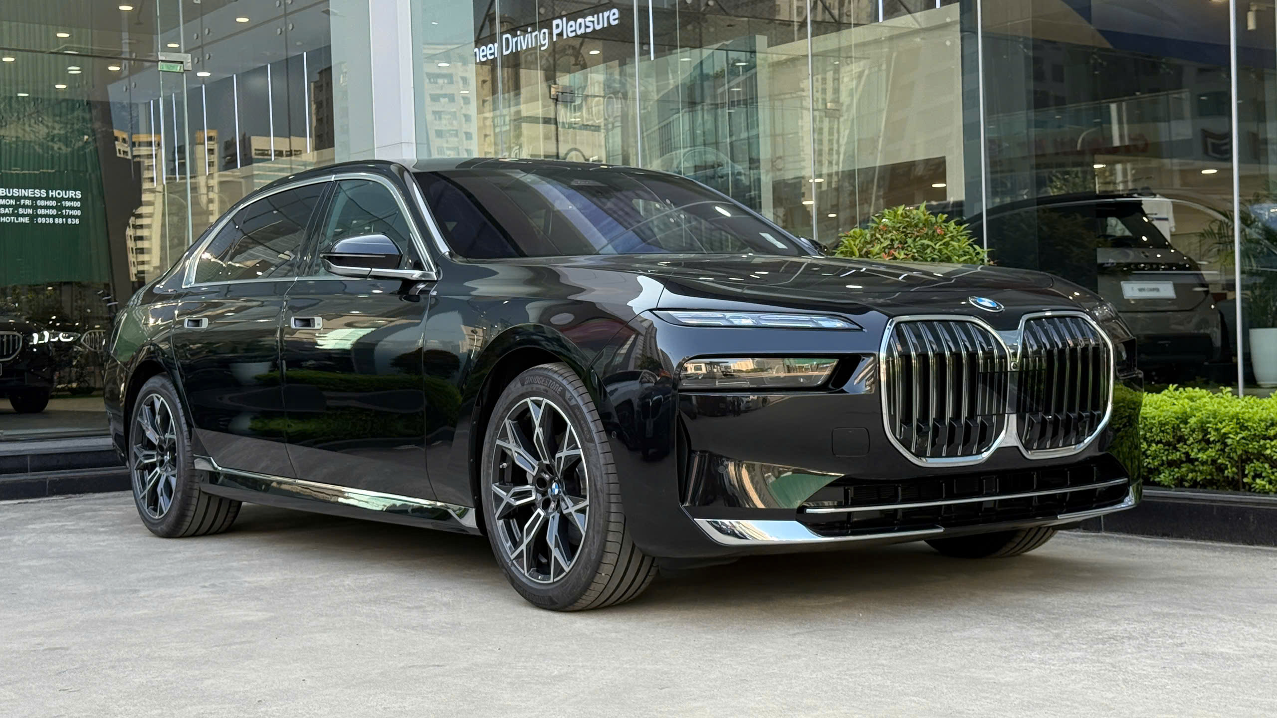 BMW 735i 2023 tiếp tục mang đến cho người dùng khả năng nhận diện tốt với hệ thống lưới tản nhiệt hình quả thận được mở rộng cùng chất liệu crom 
