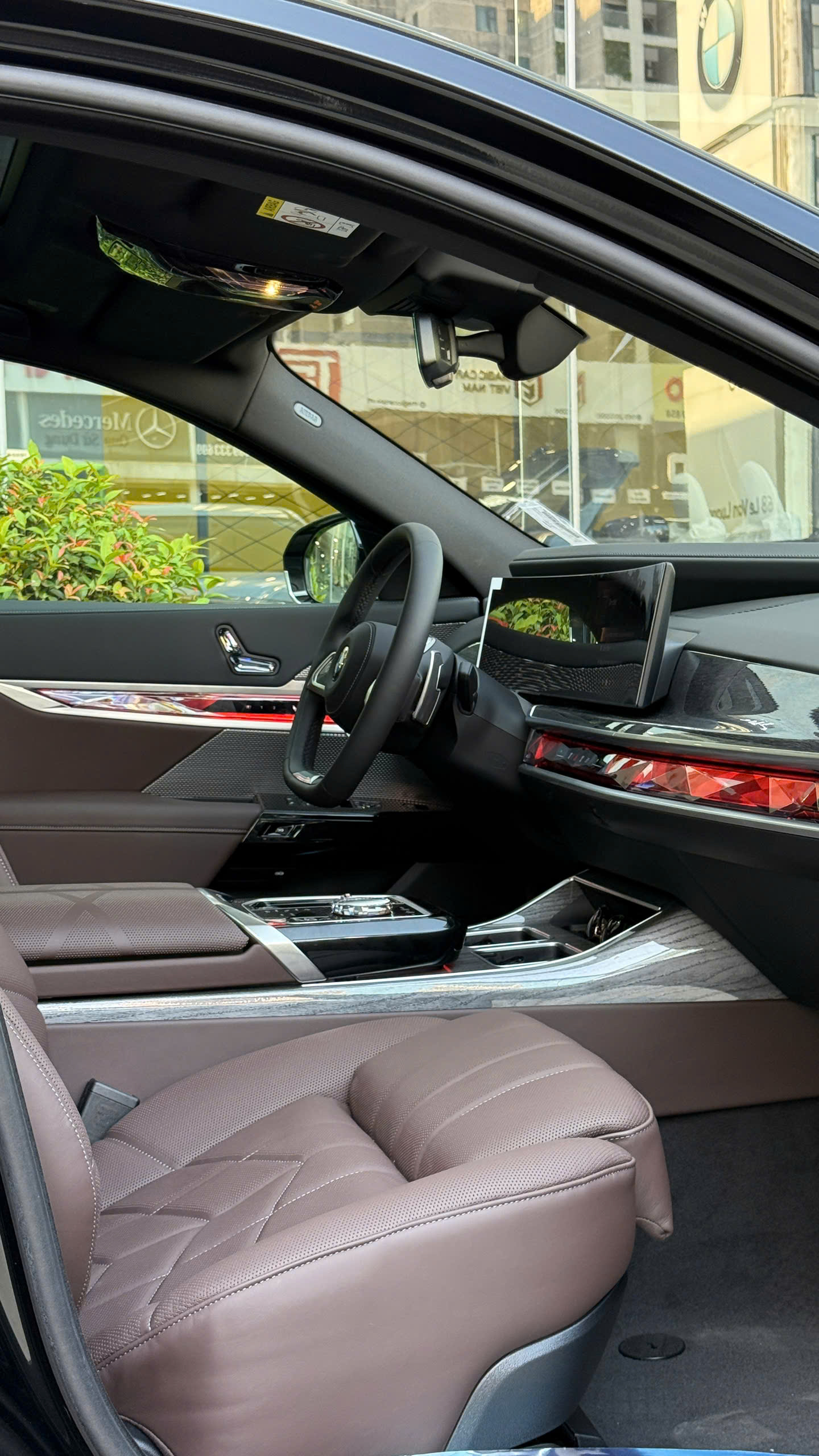 Không chỉ là sự mới mẻ về thiết kế đầy thẩm mỹ, BMW 735i 2023 còn là sự chỉn chu trong cách ứng dụng vật liệu tạo cảm giác sang trọng, tinh tế.