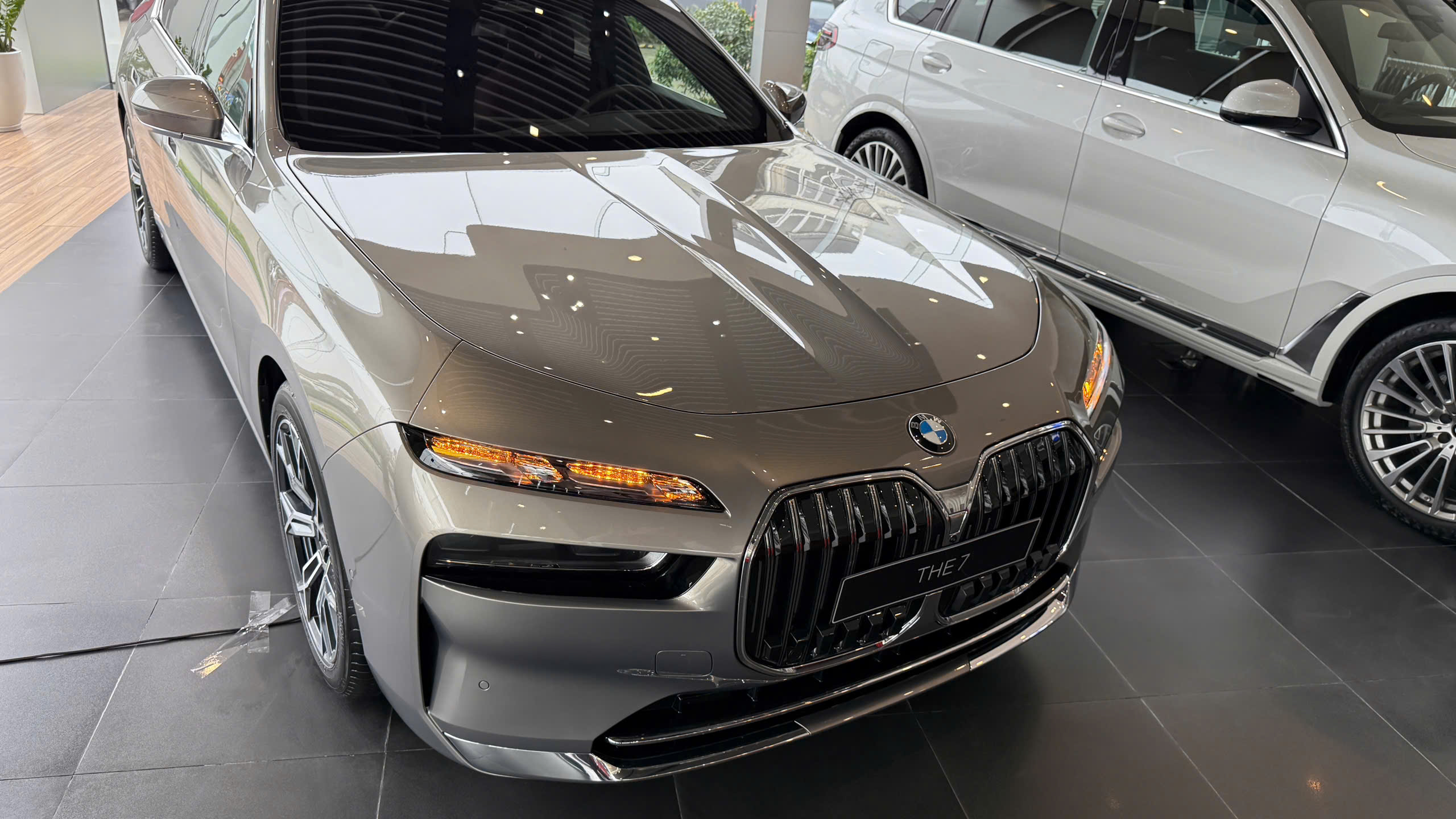 BMW 735i 2023 tiếp tục mang đến cho người dùng khả năng nhận diện tốt với hệ thống lưới tản nhiệt hình quả thận được mở rộng cùng chất liệu crom 