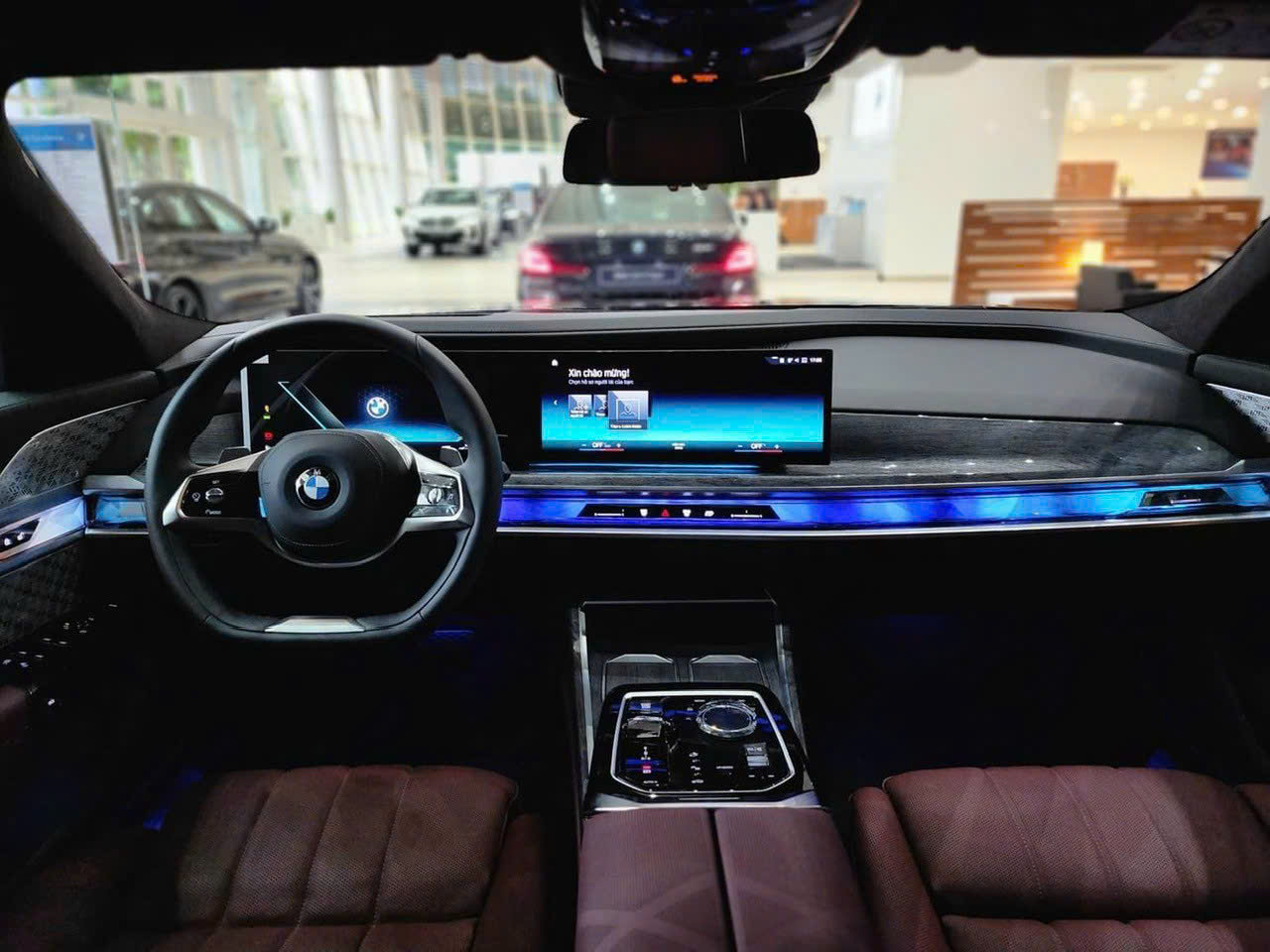 Không chỉ là sự mới mẻ về thiết kế đầy thẩm mỹ, BMW 735i 2023 còn là sự chỉn chu trong cách ứng dụng vật liệu tạo cảm giác sang trọng, tinh tế.