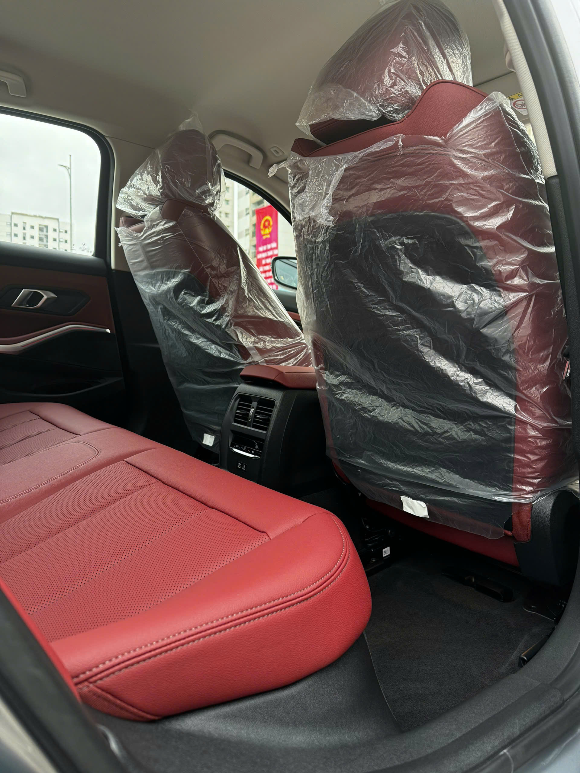 BMW 320i nội thất màu đỏ