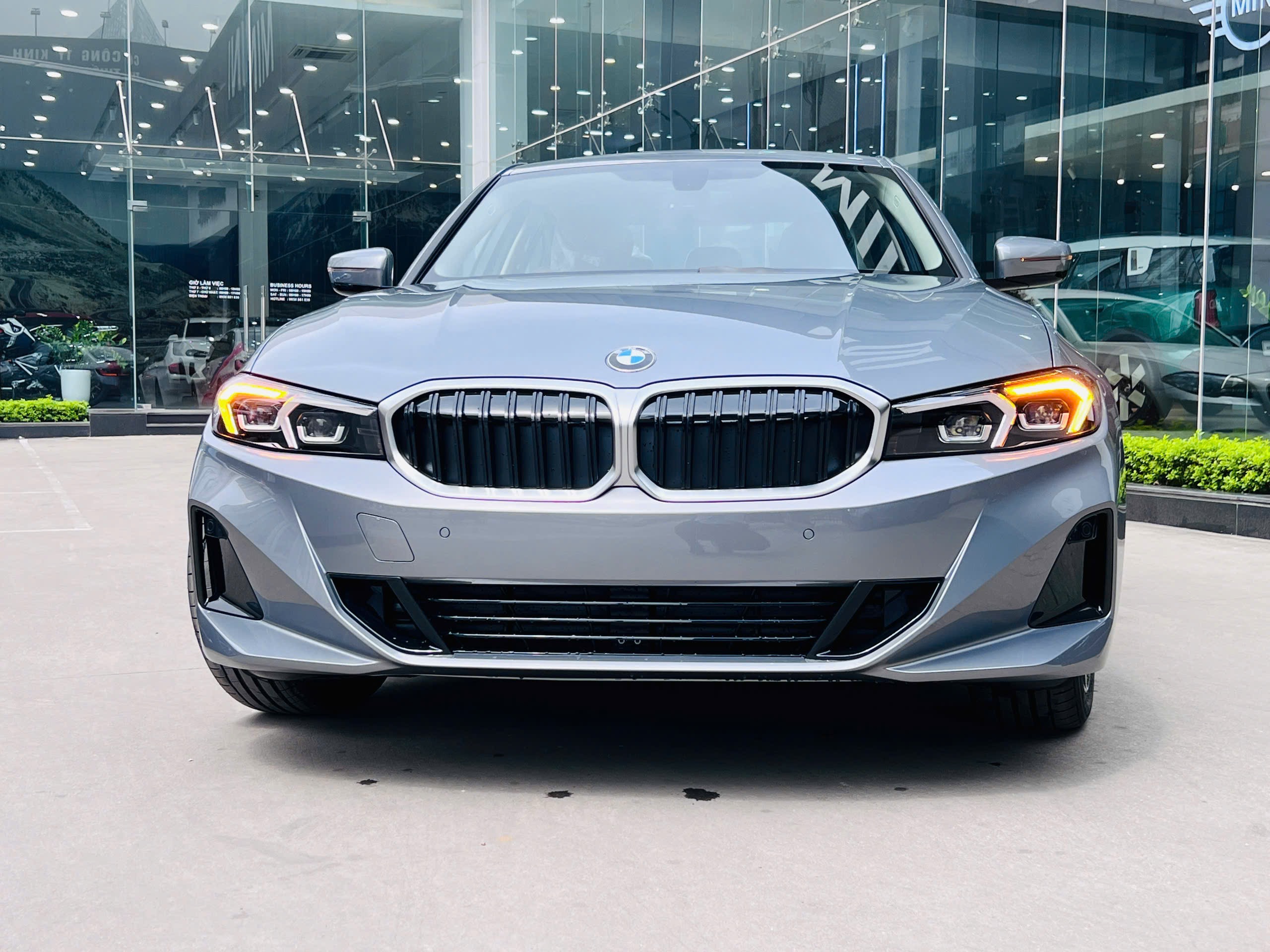 BMW 320 màu xám 2026